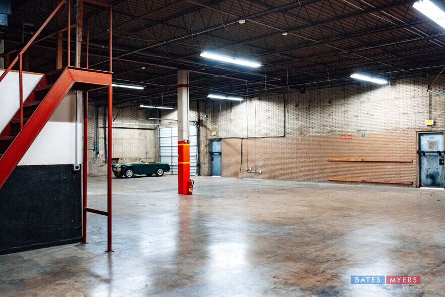 10777 Turbeville Rd, Dallas, TX à louer - Photo de l’immeuble – Image 3 sur 8