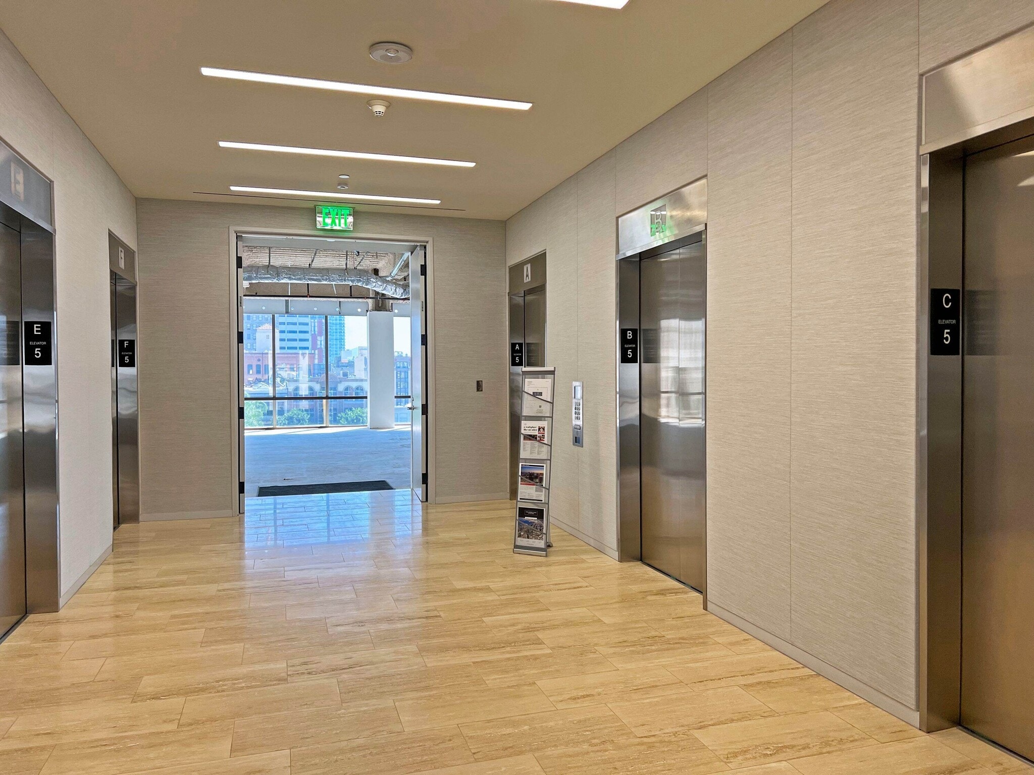 225 Broadway, San Diego, CA à louer Photo intérieure– Image 1 sur 9