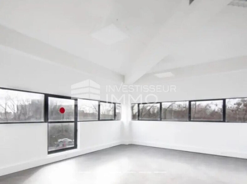 Bureau dans Saint-Denis à louer - Photo de l’immeuble – Image 1 sur 4