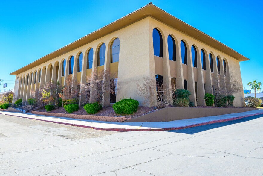 1810 E Sahara Ave, Las Vegas, NV à vendre - Photo de l’immeuble – Image 2 sur 23