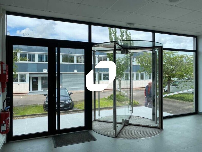 Bureau dans Nanterre à louer - Hall d’entrée – Image 2 sur 16