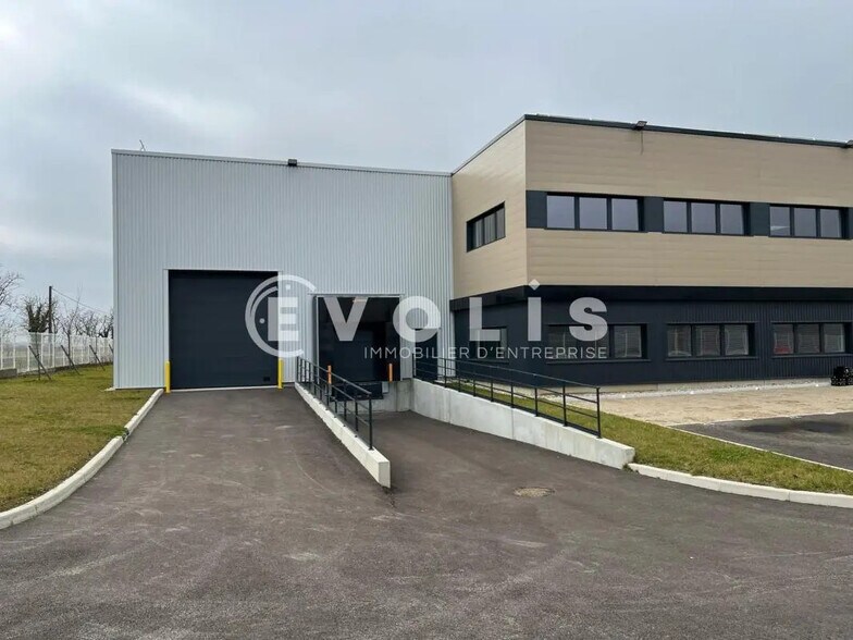 Bureau dans Colombier-Saugnieu à louer - Photo de l’immeuble – Image 3 sur 13