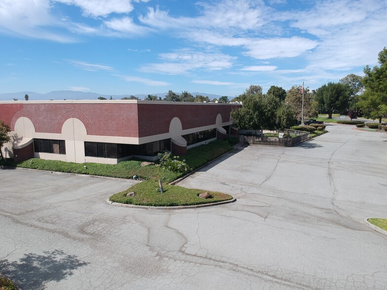 205 Apollo Way, Hollister, CA à louer - Photo de l’immeuble – Image 3 sur 7