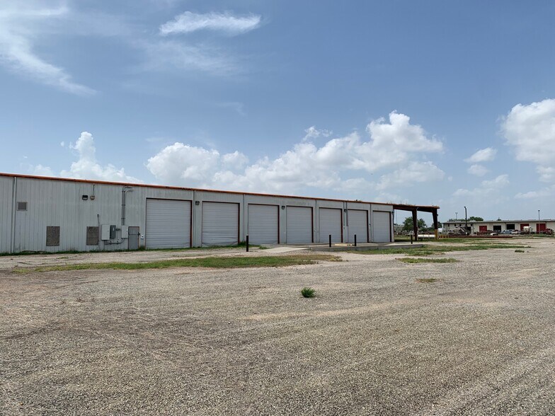 901 Fesco Dr, Alice, TX à louer - Photo de l’immeuble – Image 3 sur 6