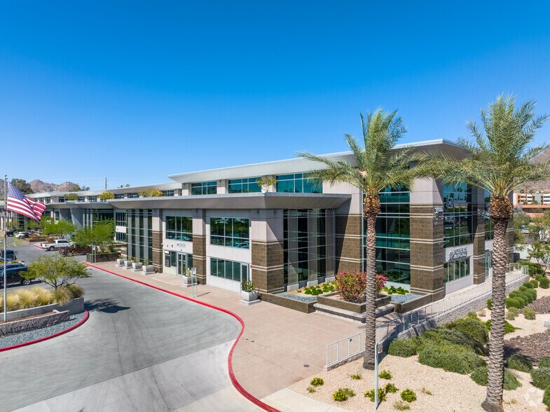 3900 E Camelback Rd, Phoenix, AZ à louer - Photo principale – Image 1 sur 11