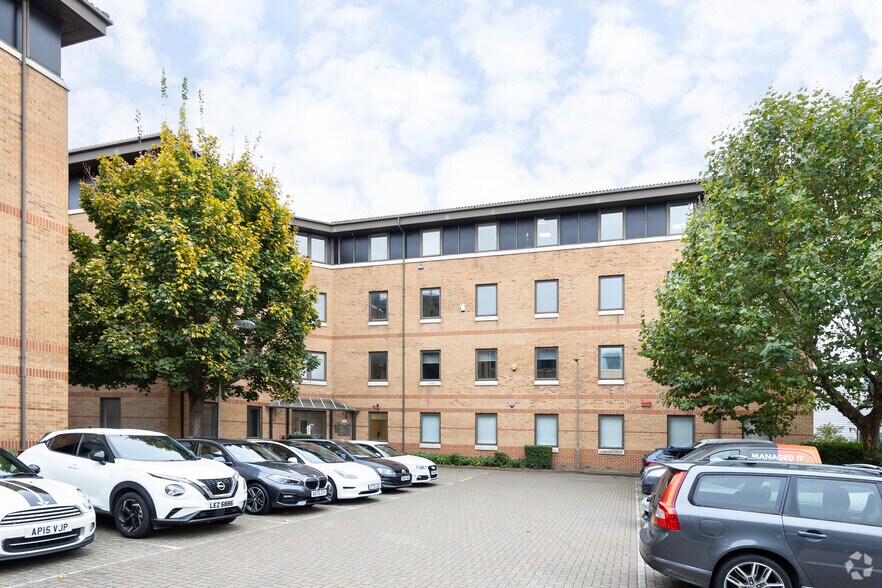 Sir Thomas Longley Rd, Rochester à louer - Photo principale – Image 1 sur 2