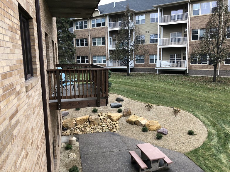 8525 Edinbrook Xing, Minneapolis, MN à louer - Photo de l’immeuble – Image 3 sur 8