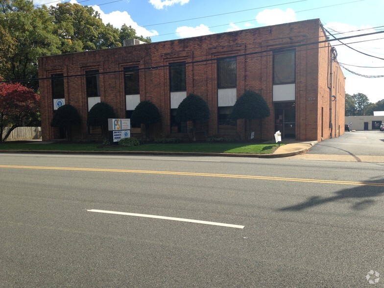 2211 Dickens Rd, Richmond, VA à louer - Photo principale – Image 1 sur 11