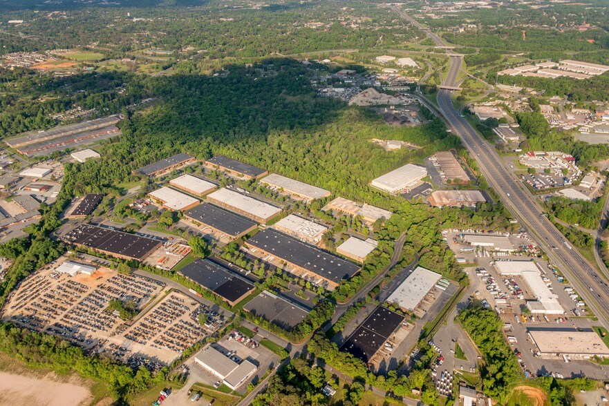 3300 Woodpark Blvd, Charlotte, NC à louer - Photo de l’immeuble – Image 3 sur 6