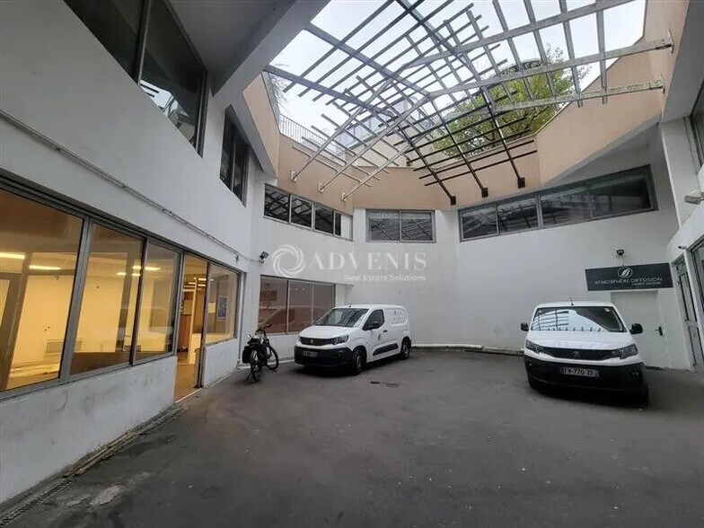 Local d'activités dans Courbevoie à vendre - Photo de l’immeuble – Image 1 sur 7