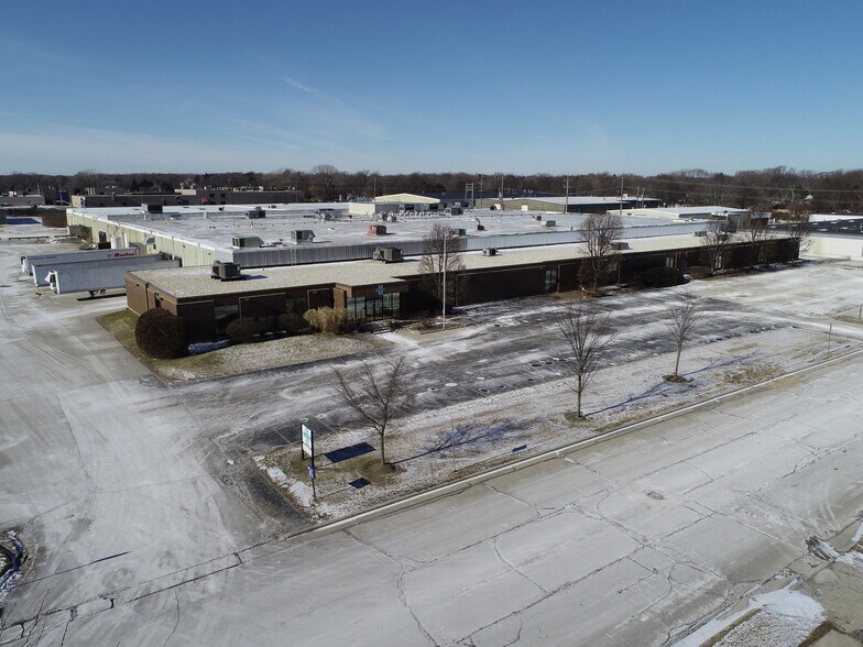 9009 N 51st St, Brown Deer, WI à louer - Photo de l’immeuble – Image 2 sur 10