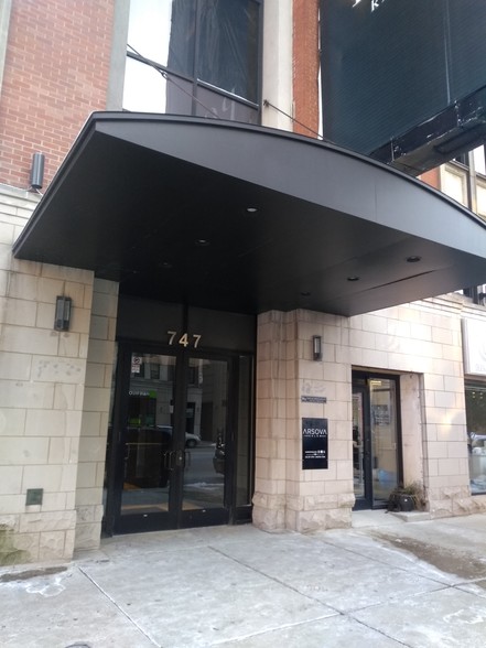 747 N LaSalle St, Chicago, IL à louer - Photo de l’immeuble – Image 2 sur 2