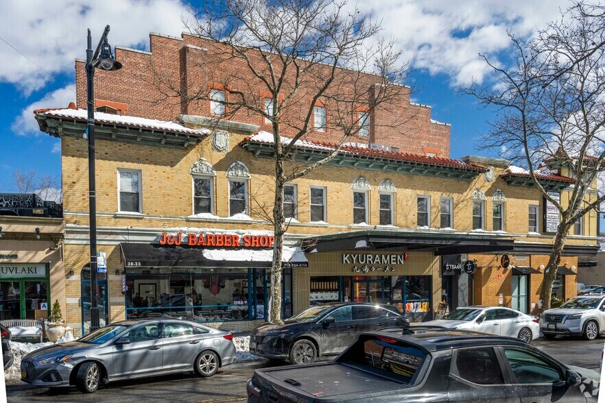 21333 39th Ave, Bayside, NY à louer - Photo de l’immeuble – Image 2 sur 4