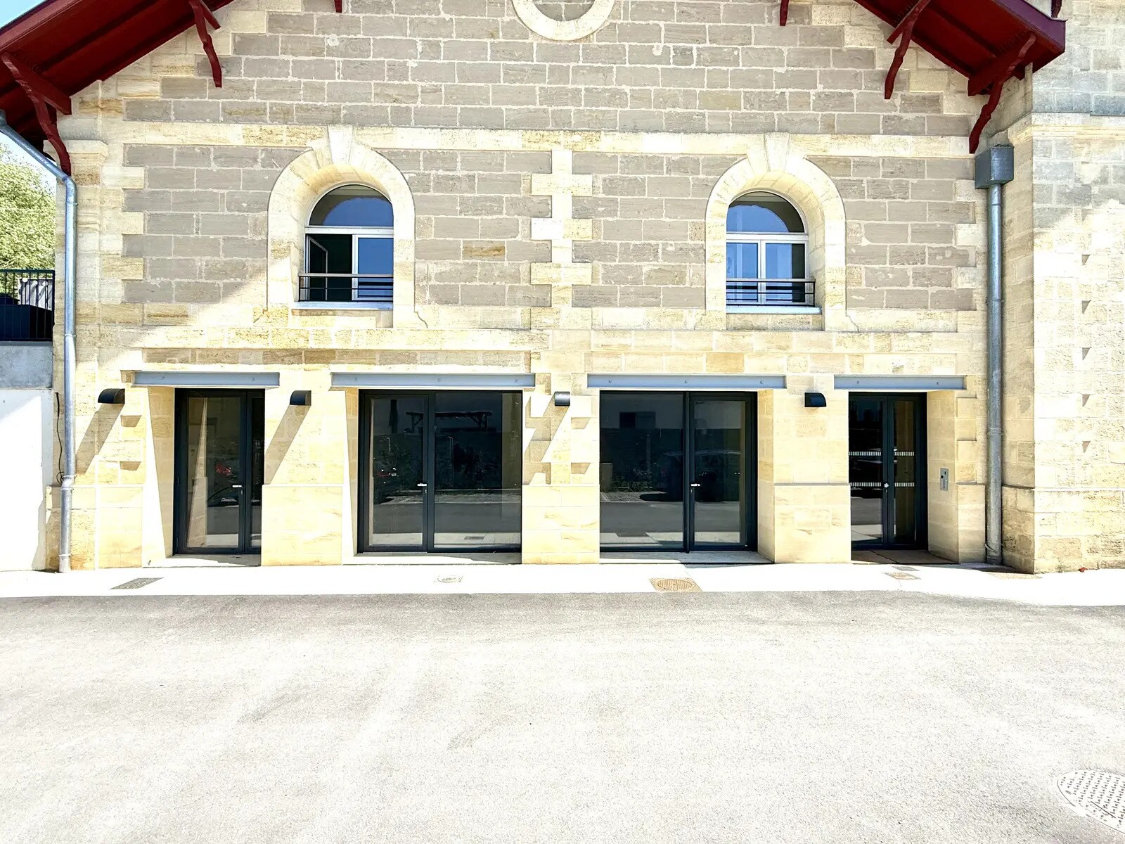 Local commercial dans Léognan à vendre Photo de l’immeuble– Image 1 sur 5