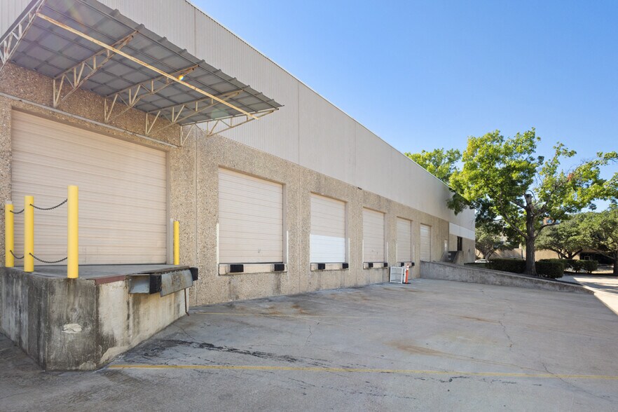 2020 Rutland Dr, Austin, TX à louer - Photo de l’immeuble – Image 2 sur 11