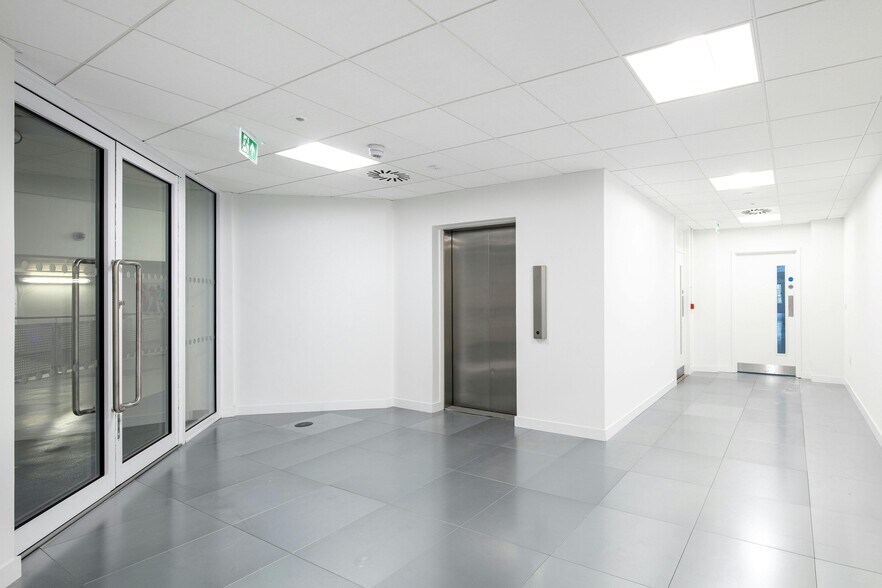 Wood St, Kingston Upon Thames à louer - Photo de l’immeuble – Image 2 sur 8