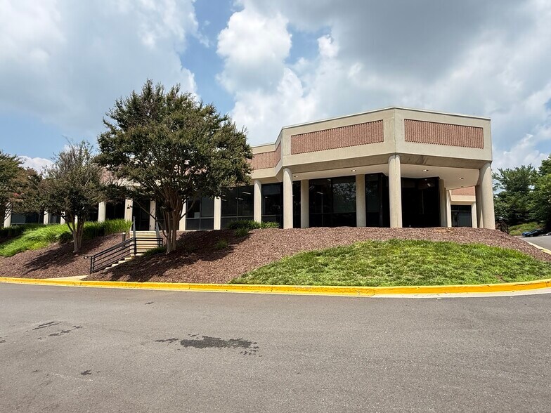 12200 Plum Orchard Dr, Silver Spring, MD à vendre - Photo de l’immeuble – Image 2 sur 6