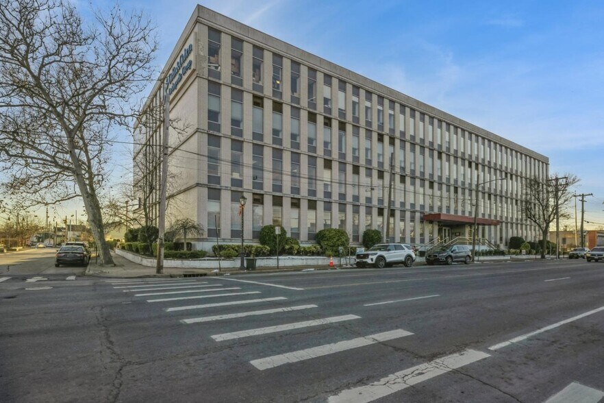 444 Merrick Rd, Lynbrook, NY à louer - Photo de l’immeuble – Image 3 sur 6