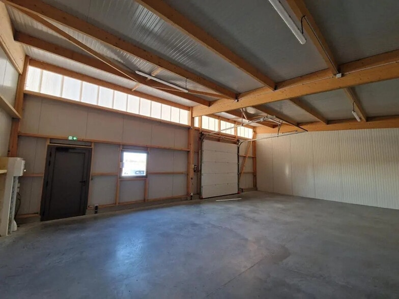 Local d’activités dans DOUVRES-LA-DÉLIVRANDE à louer - Photo de l’immeuble – Image 3 sur 3