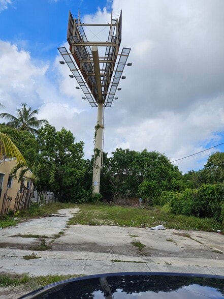 321 NW 37th St, Miami, FL à vendre - Photo de l’immeuble – Image 2 sur 49