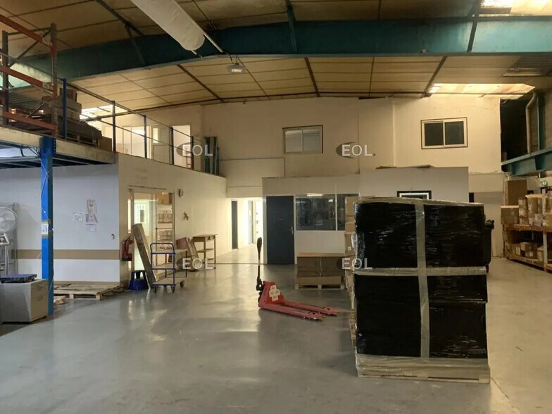 Local d'activités dans Grans à vendre - Photo de l’immeuble – Image 3 sur 9