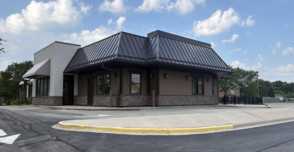 444 W Johnson St, Fond Du Lac, WI à louer - Photo de l’immeuble – Image 1 sur 2