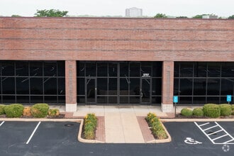 3771-3797 Corporate Center Dr, Earth City, MO à louer Photo de l’immeuble– Image 2 sur 5