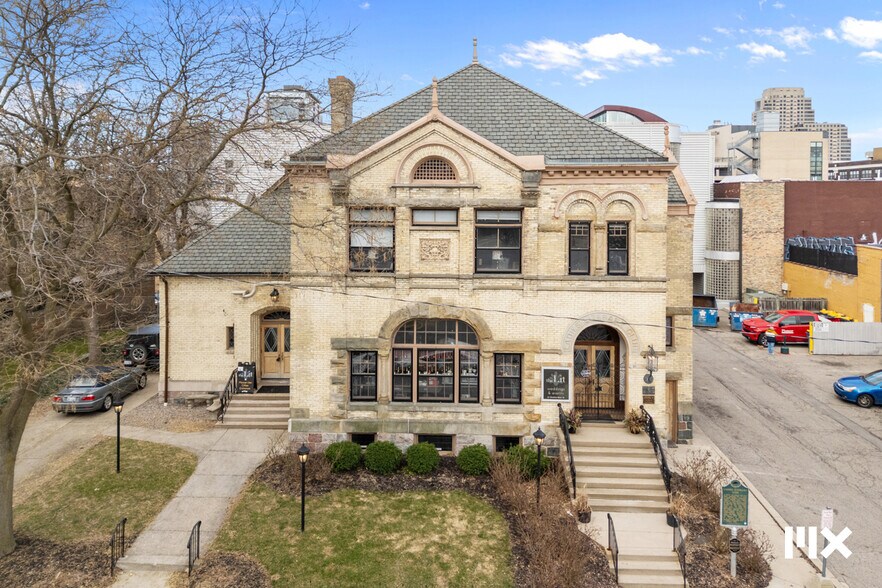 61 Sheldon Blvd SE, Grand Rapids, MI à vendre - Photo principale – Image 1 sur 40