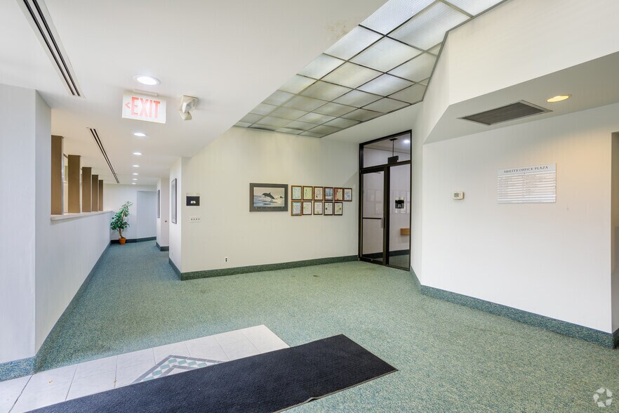 31500 W 13 Mile Rd, Farmington Hills, MI à vendre - Hall d’entrée – Image 2 sur 33