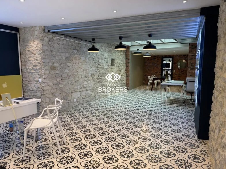 Local commercial dans Saint-Rémy-de-Provence à louer - Photo de l’immeuble – Image 2 sur 4