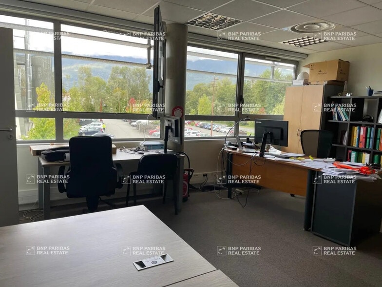 Bureau dans Méry à louer - Photo de l’immeuble – Image 3 sur 11