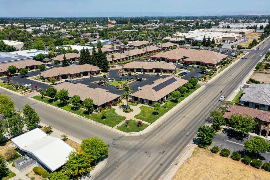 950 Tharp Rd, Yuba City, CA à louer - Photo de l’immeuble – Image 3 sur 7