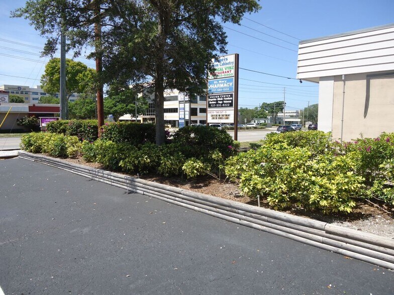 1260 W Bay Dr, Largo, FL à louer - Photo de l’immeuble – Image 2 sur 9