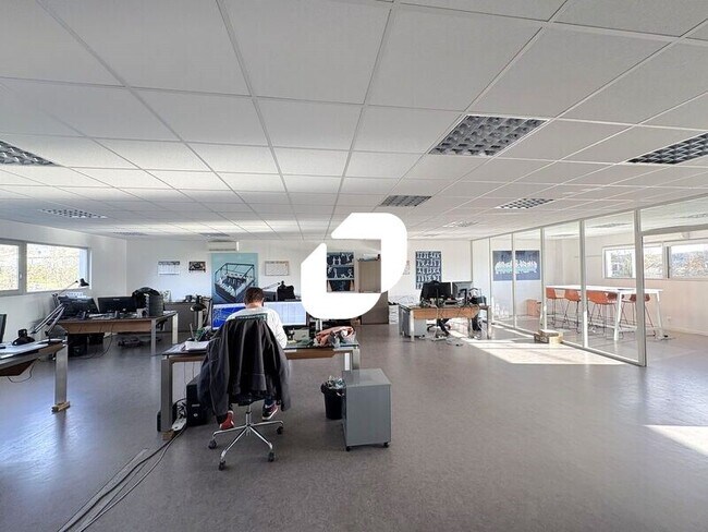 Plus de détails pour Bureau, Local d'activités à louer