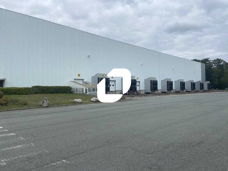Industriel/Logistique dans Ormes à louer - Photo de l’immeuble – Image 1 sur 9