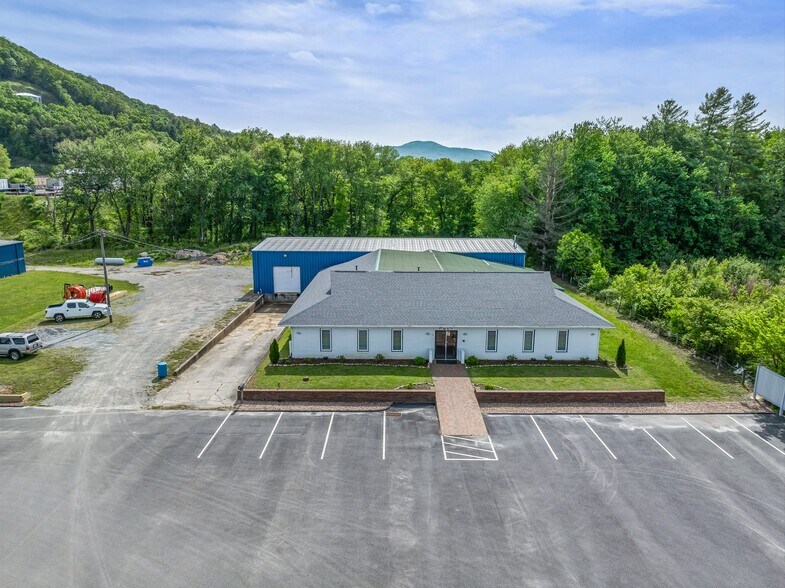 340 LA White Dr, Fletcher, NC à louer - Photo de l’immeuble – Image 1 sur 42