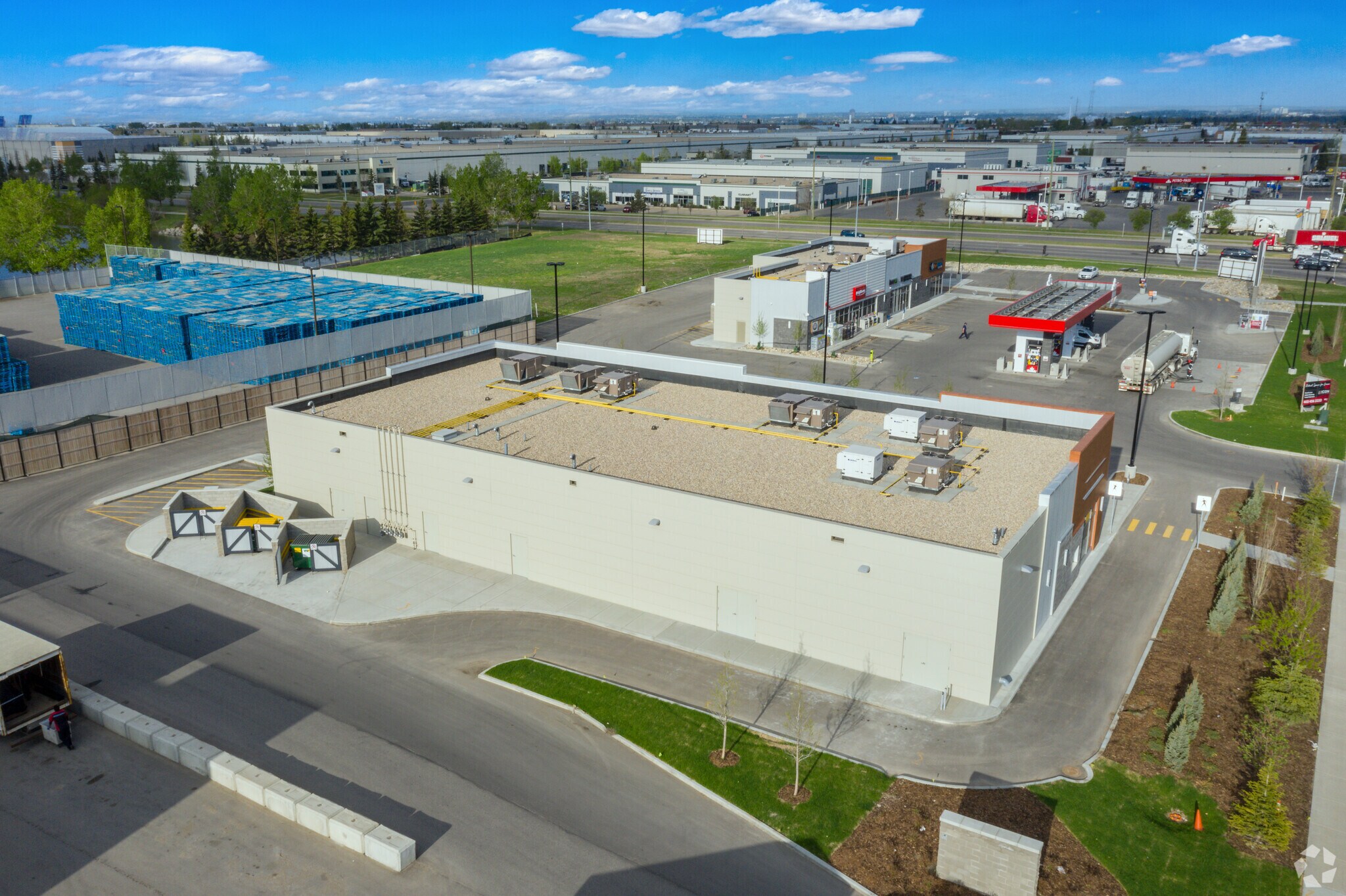 5333 61 Ave SE, Calgary, AB à louer Photo de l’immeuble– Image 1 sur 4