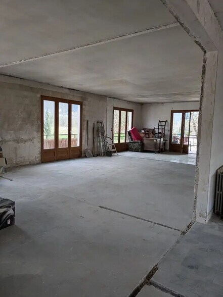 Bureau dans Challes-les-Eaux à louer - Photo de l’immeuble – Image 2 sur 7