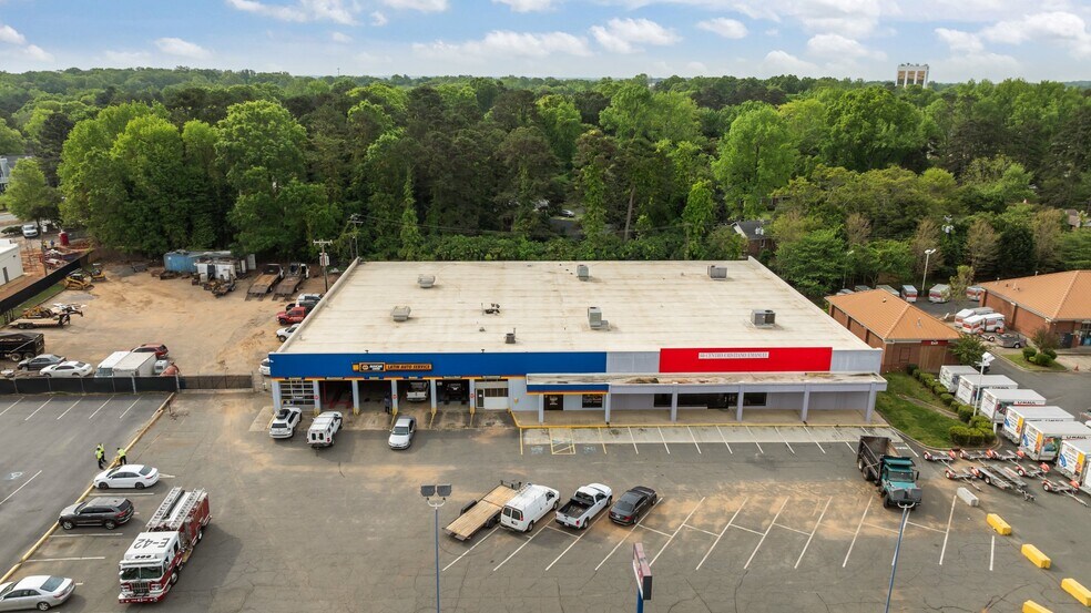 5006 Albemarle Rd, Charlotte, NC à louer - Photo de l’immeuble – Image 3 sur 17