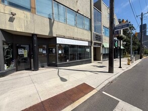 250 Eglinton Ave W, Toronto, ON à louer Photo de l’immeuble– Image 2 sur 9