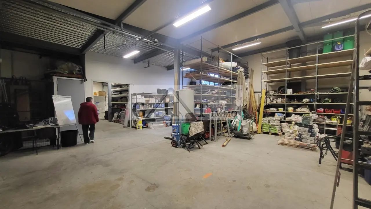 Industriel/Logistique dans Mandres-les-Roses à louer Photo intérieure– Image 1 sur 17