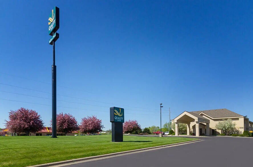 Fairmont, 2 Pack - Quality Inn & Super 8 portefeuille de 2 biens à vendre sur LoopNet.fr - Photo de l’immeuble – Image 2 sur 4