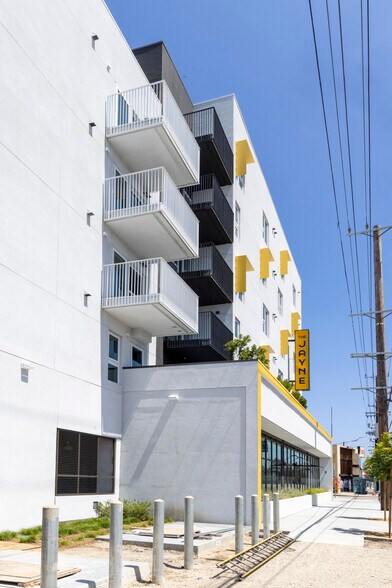 5103 W Adams Blvd, Los Angeles, CA à louer - Photo de l’immeuble – Image 3 sur 9