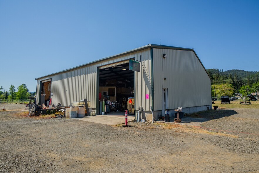 215 Lawson Ln, Tenmile, OR à vendre - Photo de l’immeuble – Image 1 sur 88