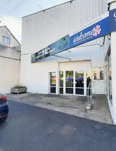 Local commercial dans Antran à louer - Photo de l’immeuble – Image 1 sur 4