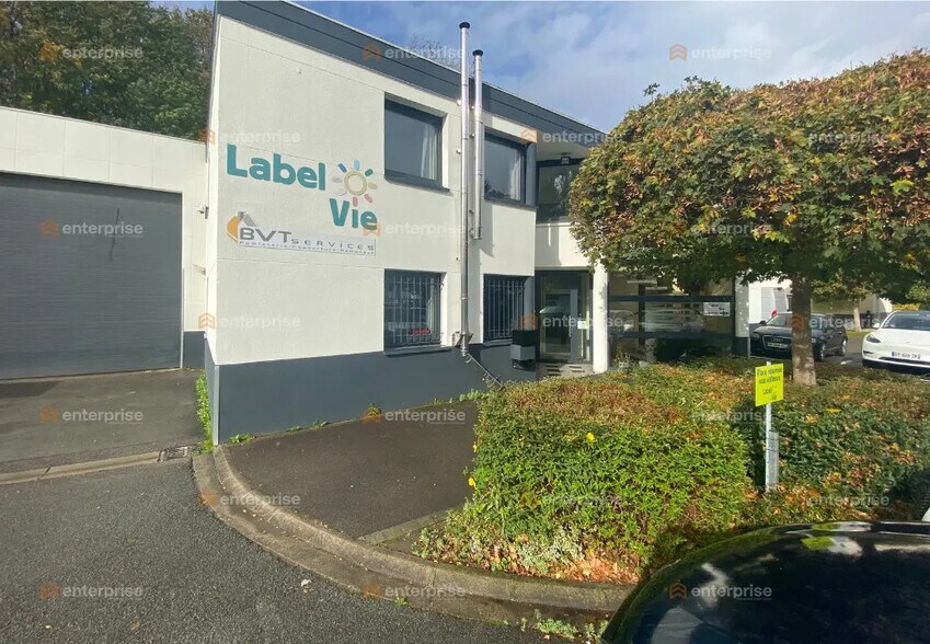 Local d’activités dans Mons-en-Baroeul à louer - Photo de l’immeuble – Image 3 sur 9