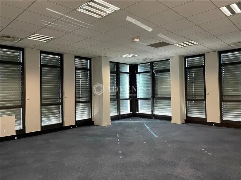 Bureau dans Élancourt à louer - Photo de l’immeuble – Image 2 sur 5
