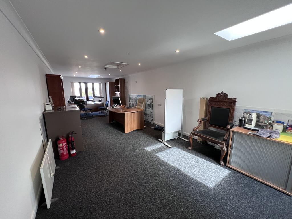 147 Wareham Rd, Corfe Mullen, DOR BH21 3LA - Lot 7 - - Photo intérieure - Image 1 of 5