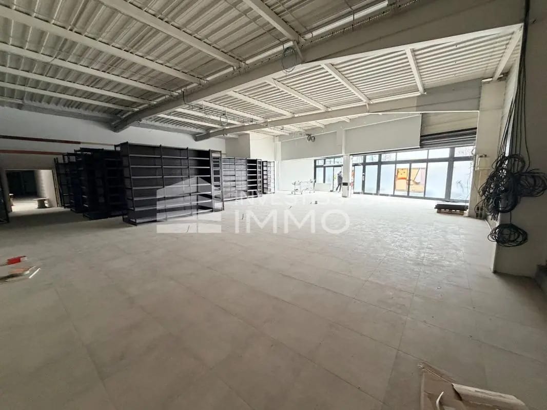 Local commercial dans Saint-Thibault-des-Vignes à louer Photo intérieure– Image 1 sur 9