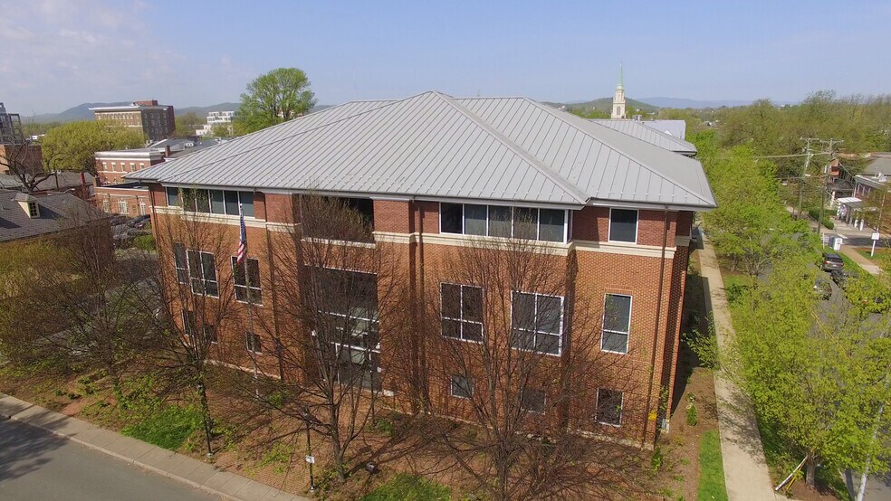 701 E High St, Charlottesville, VA à louer - Photo de l’immeuble – Image 1 sur 8